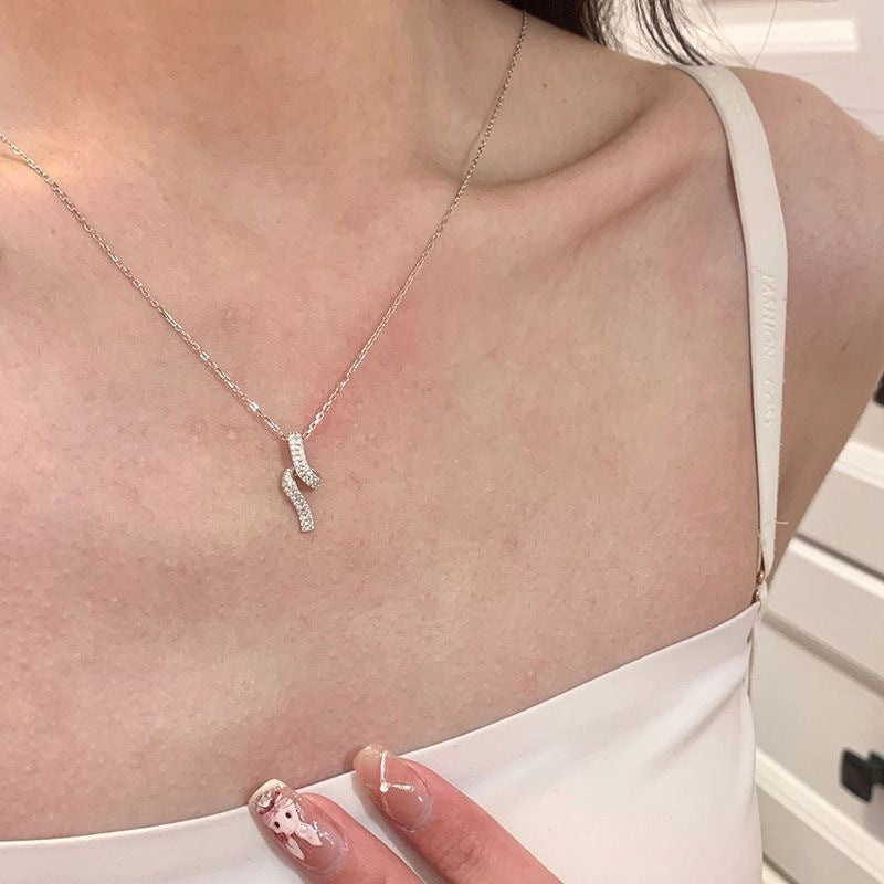 Damen Halskette mit elegantem geschwungenem Anhänger und funkelnden Zirkonia Shop Nory