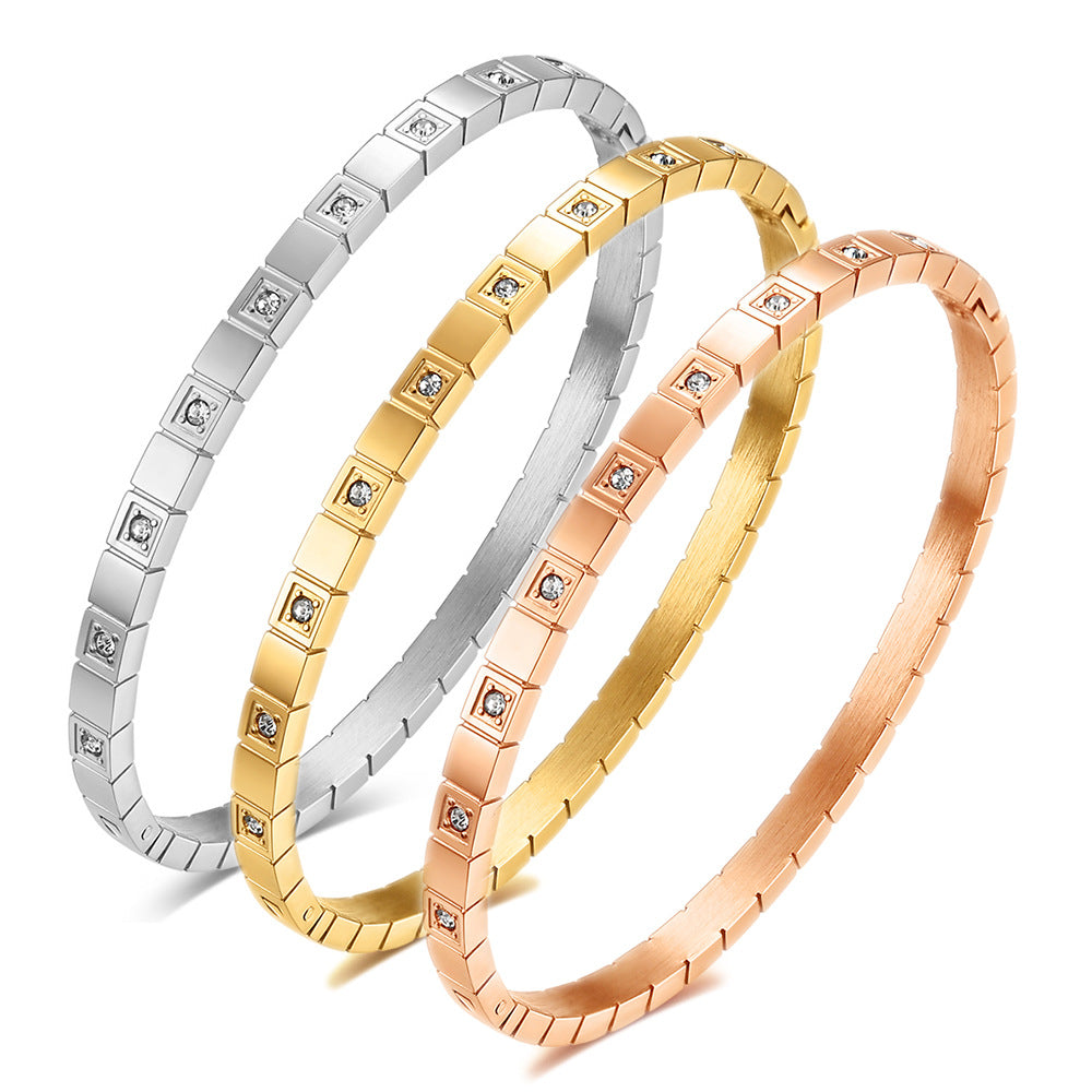 Damen Armreif mit quadratischem Design und funkelnden Zirkonia Shop Nory