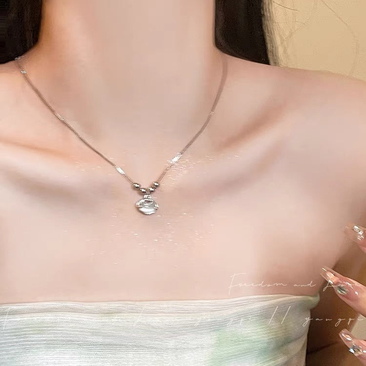 Damen Halskette mit elegantem, ovalem Anhänger und funkelnden Perlendetails Shop Nory