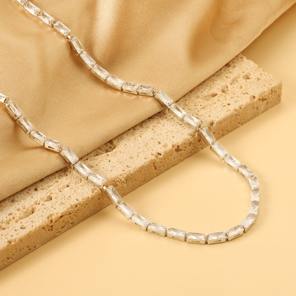 Damen elegante Halskette aus beschichtetem Edelstahl mit leuchtenden blauen Kristallen Shop Nory