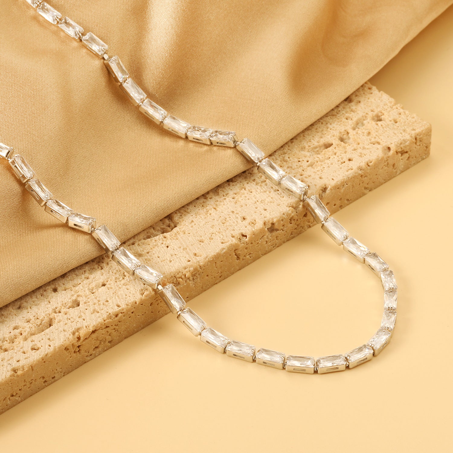 Damen elegante Halskette aus beschichtetem Edelstahl mit leuchtenden blauen Kristallen Shop Nory