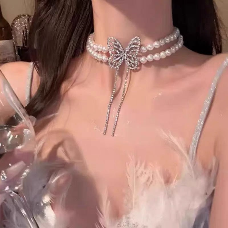 Damen Halskette mit funkelndem Schmetterlingsanhänger und edlen Perlen Shop Nory
