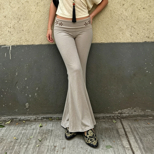 Damen nan Yogahose Flared mit Umschlagbund, komfortable Bootcut-Passform und Laser-Cut Blütendetail Shop Nory