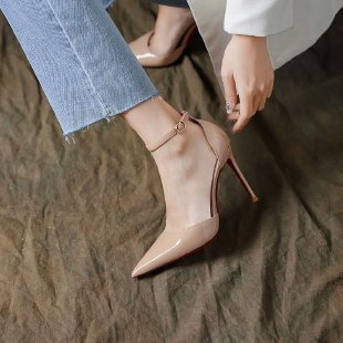 Damen Elegante Lack‑Stiletto‑Pumps mit Knöchelriemen, spitzer Zehenform und roter Laufsohle Shop Nory