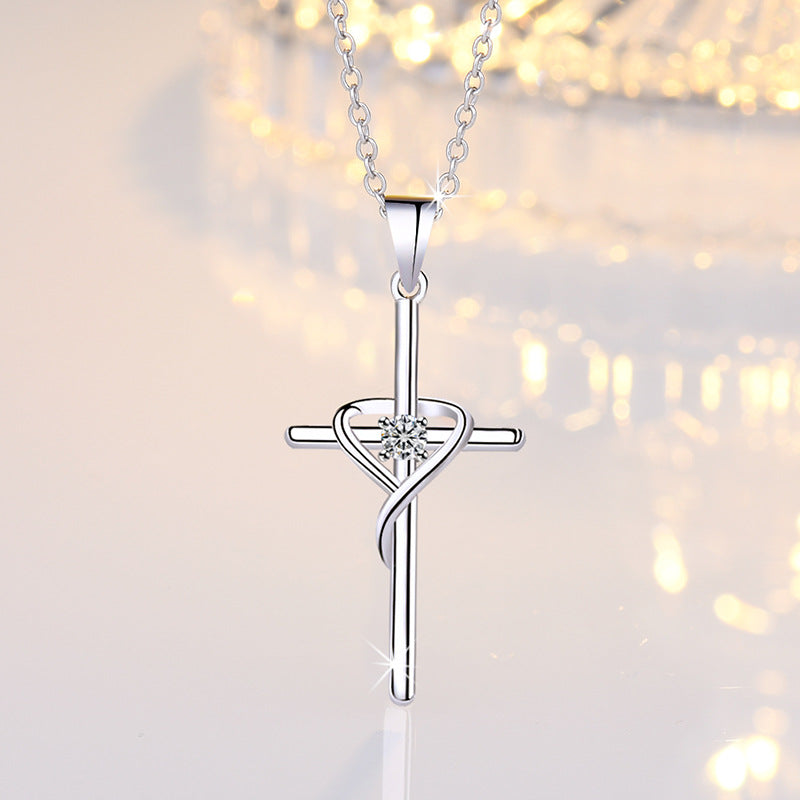Damen Halskette mit kunstvollem Herz-Kreuz-Anhänger und funkelndem Zirkonia Shop Nory