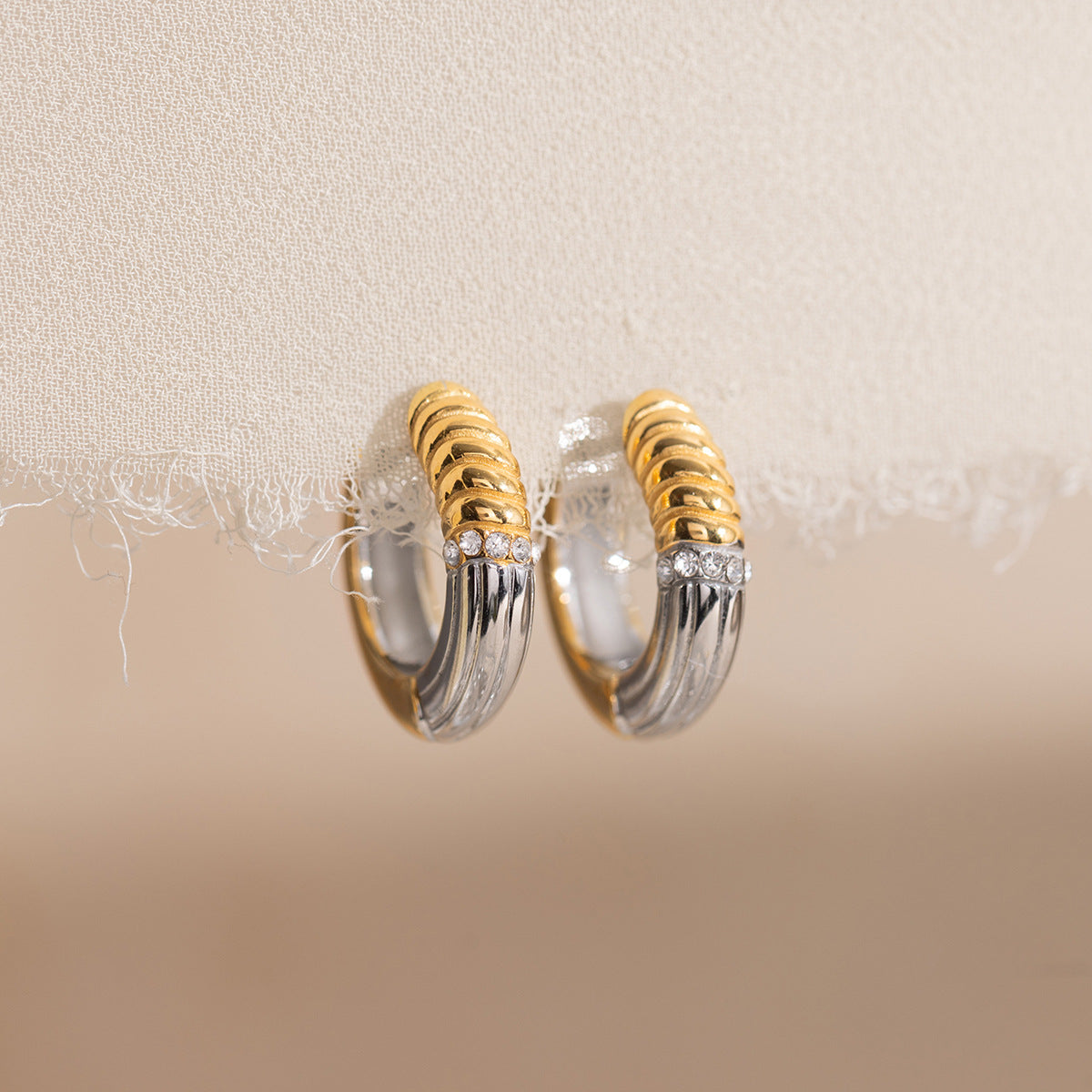 Damen Creolen mit funkelnden Zirkonia und modernem Doppelringdesign Shop Nory