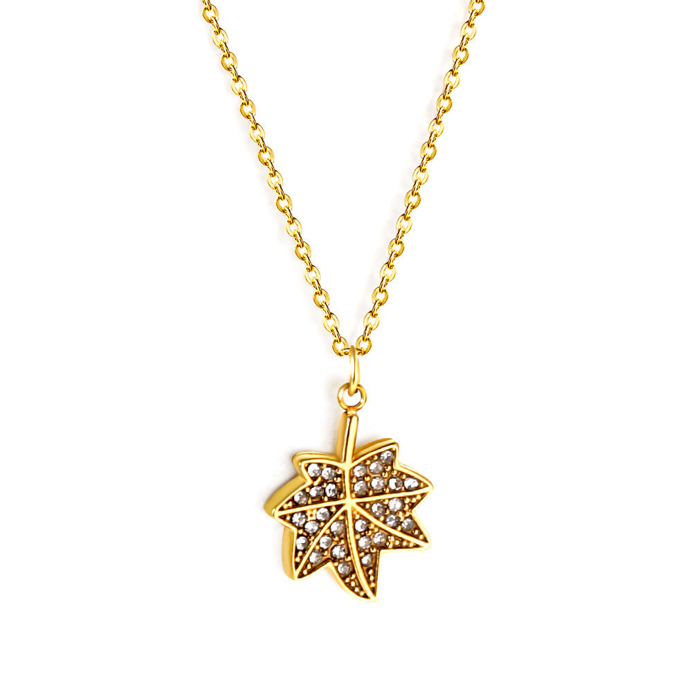 Damen Halskette mit kunstvollem Ahornblatt-Anhänger aus goldplattiertem Edelstahl und brillantem Kristallbesatz Shop Nory
