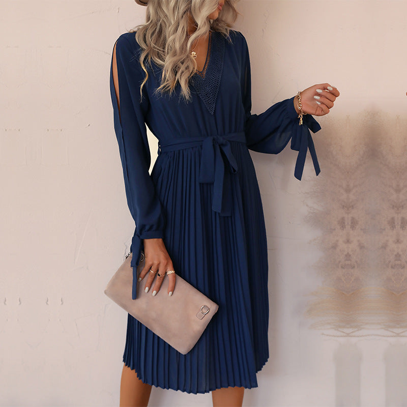 Damen Plissiertes Chiffon‑Look Midikleid mit V‑Ausschnitt und Spitzeneinsatz sowie Bindegürtel Shop Nory