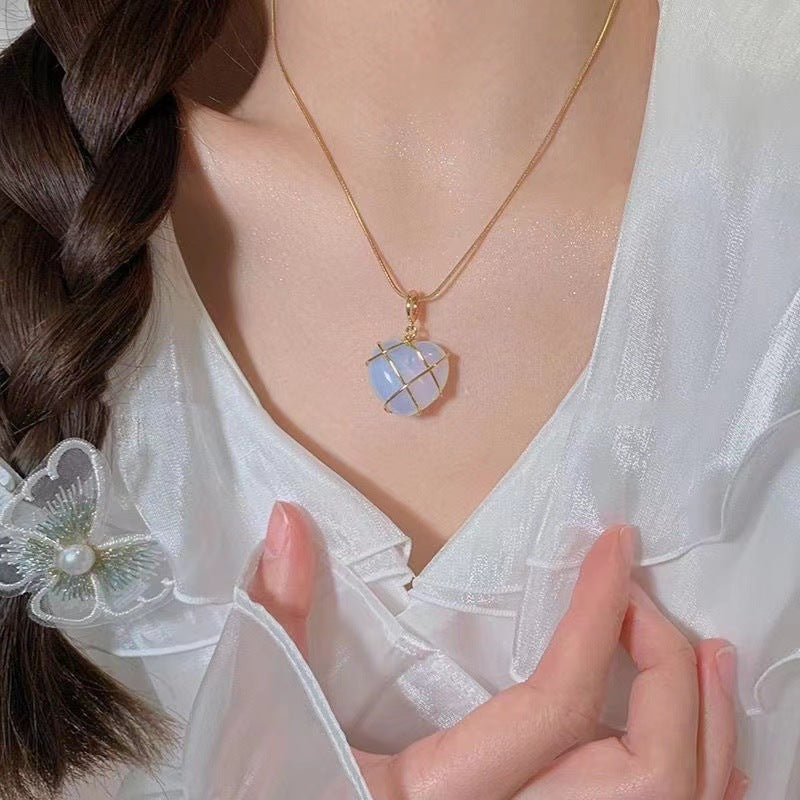 Damen Halskette mit einem eleganten, herzförmigen Anhänger aus hochwertigem Mineral Shop Nory