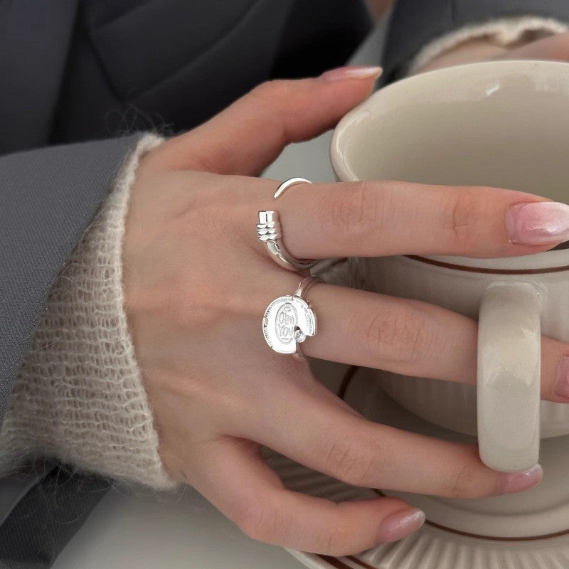 Damen Ring mit einzigartigem Handsymbol und funkelndem Stein Shop Nory