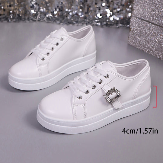 Damen Plateau‑Sneaker mit Metallic‑Obermaterial, dekorativer Strass‑Schließe und gepolsterter Komfortsohle Shop Nory