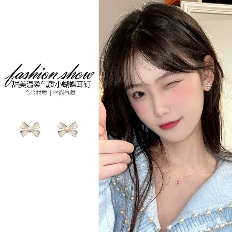 Damen Ohrstecker mit floralen Schleifenmotiven und edlen Perlendetails Shop Nory