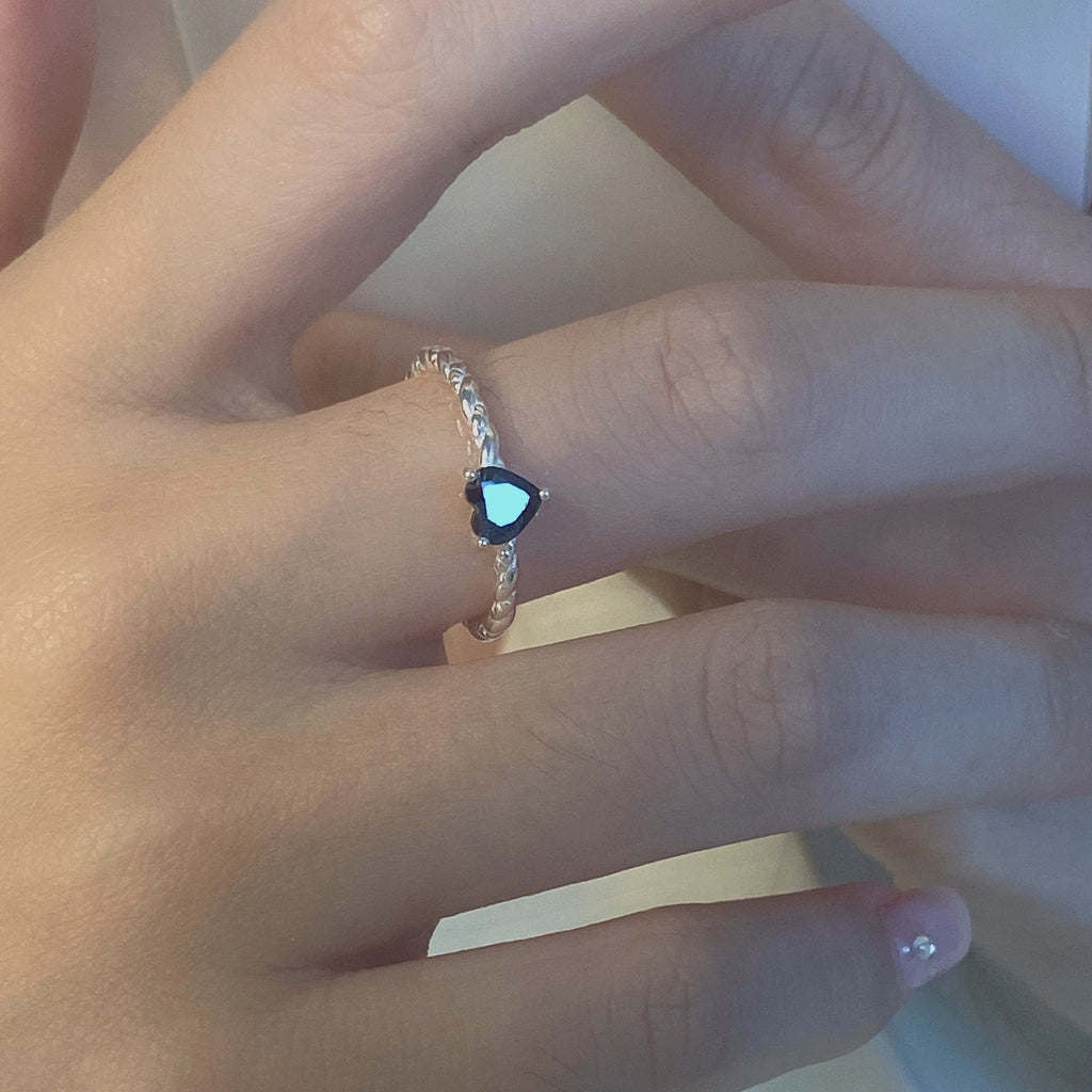 Damen zarter Ring mit herzförmigem Onyx und kunstvollem Banddesign Shop Nory