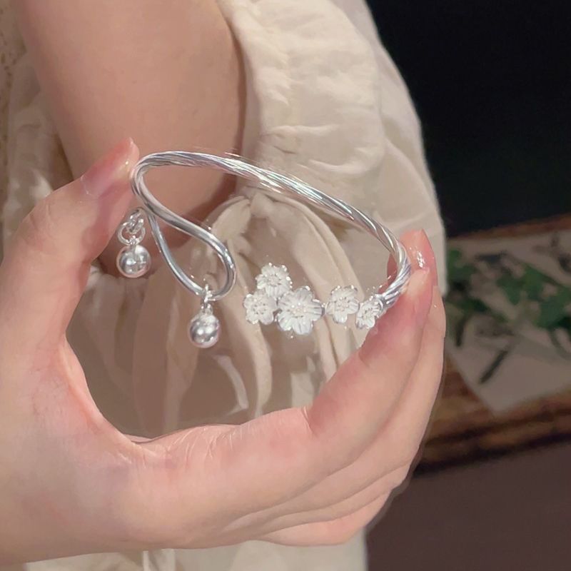 Damen Armreif mit kunstvollem Blumendesign und glamourösen Perlenakzenten Shop Nory