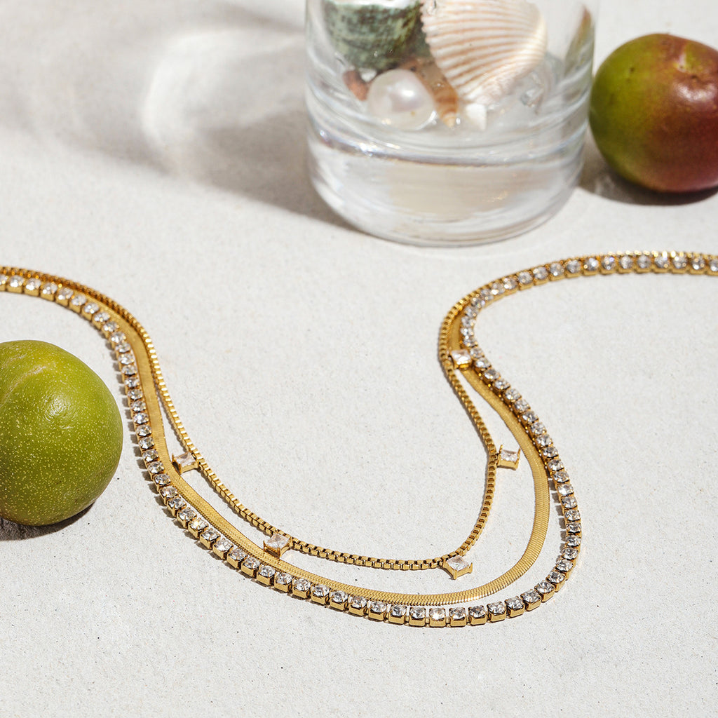 Damen Halskette mit funkelnden Zirkonia-Elementen und stilvollem Design Shop Nory