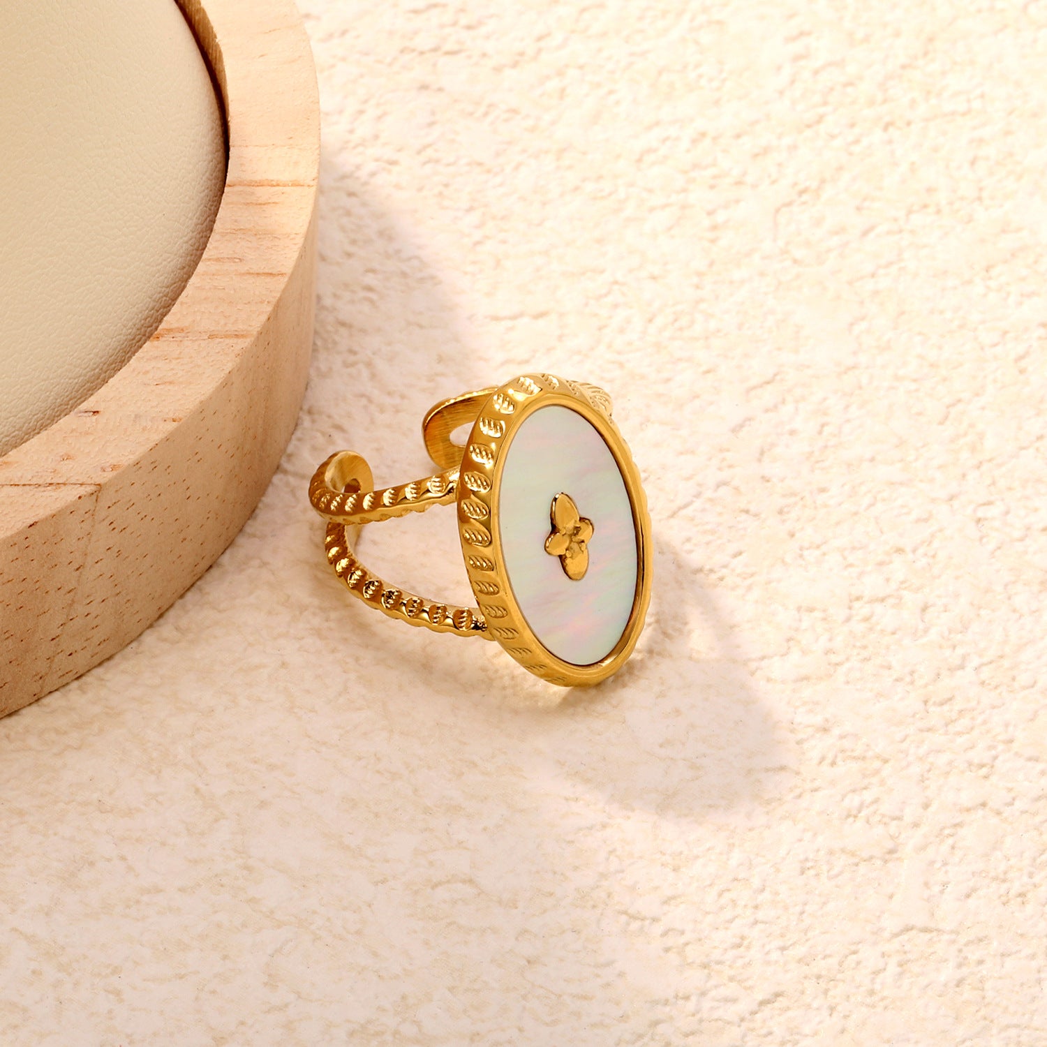 Damen Offener Ring mit kunstvollem Blütenmotiv und elegantem Perlenschmuck Shop Nory