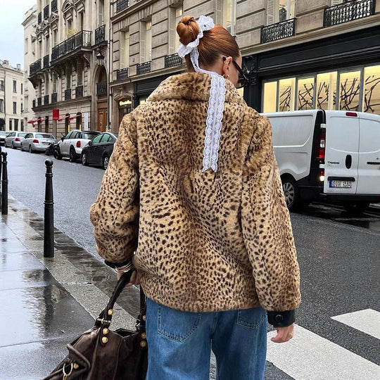 Damen Boxy-Kurzmantel aus Fauxfur mit Allover-Leopardenmuster und umlegbarem Schalkragen Shop Nory