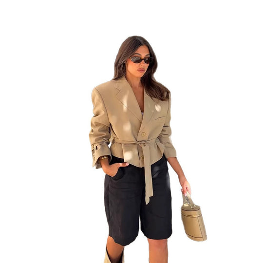 Damen Taillierter Cropped-Blazer mit Bindegürtel und markanter Schulterpartie Shop Nory