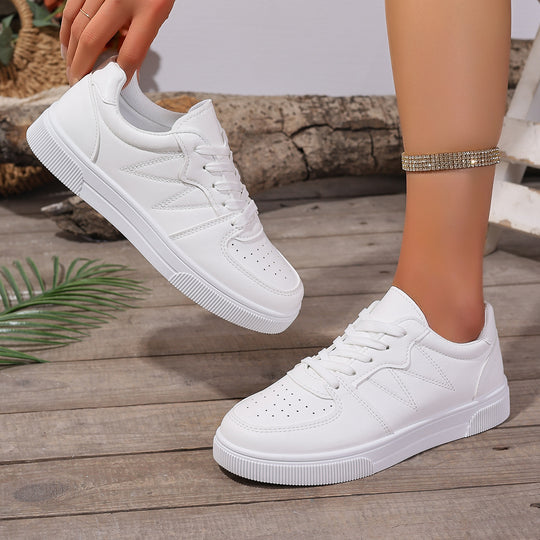 Damen Niedrige Sneaker aus Lederimitat mit perforierter Zehenkappe, gepolstertem Einstieg und profilierter Plateausohle Shop Nory