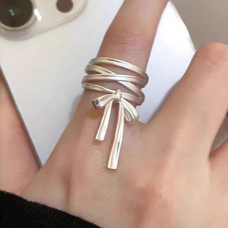 Damen Offener Ring mit kunstvollem Banddesign und elegantem Schleifenmotiv Shop Nory
