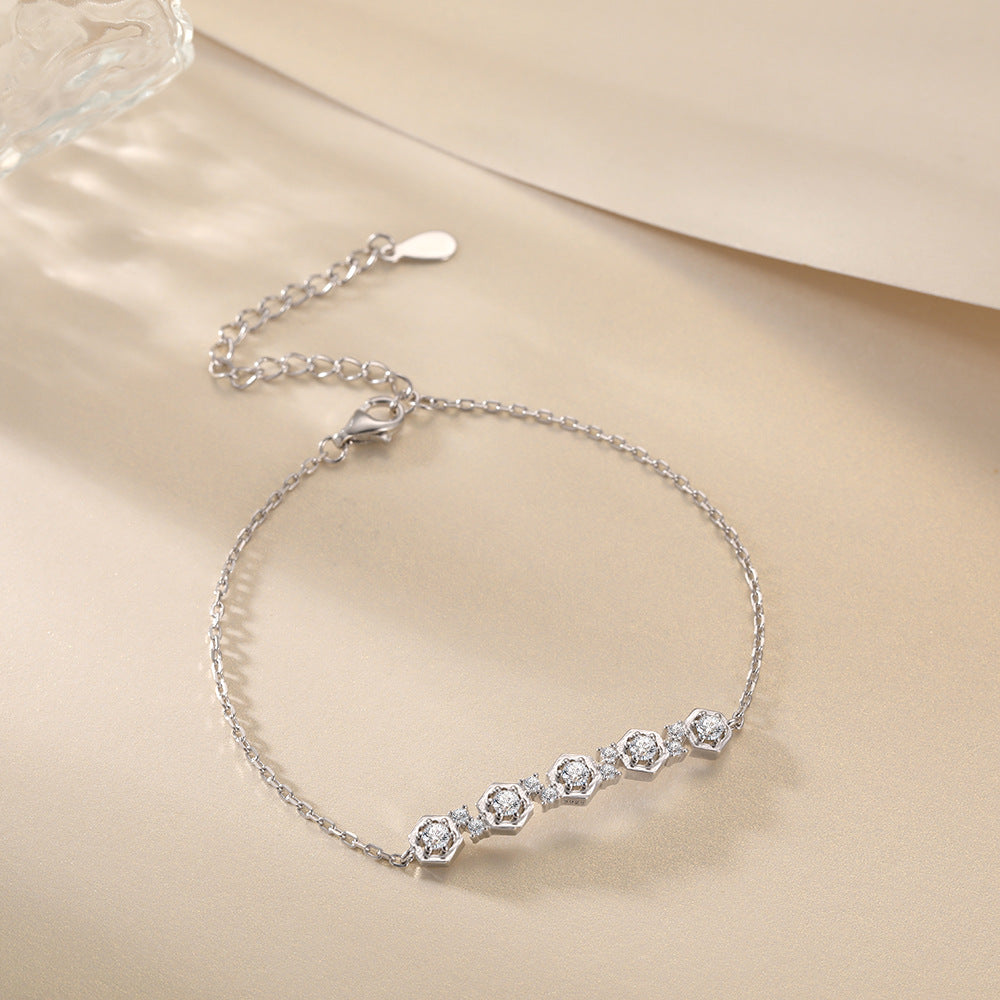Damenarmband mit filigranem Design und funkelnden Zirkonia-Elementen Shop Nory