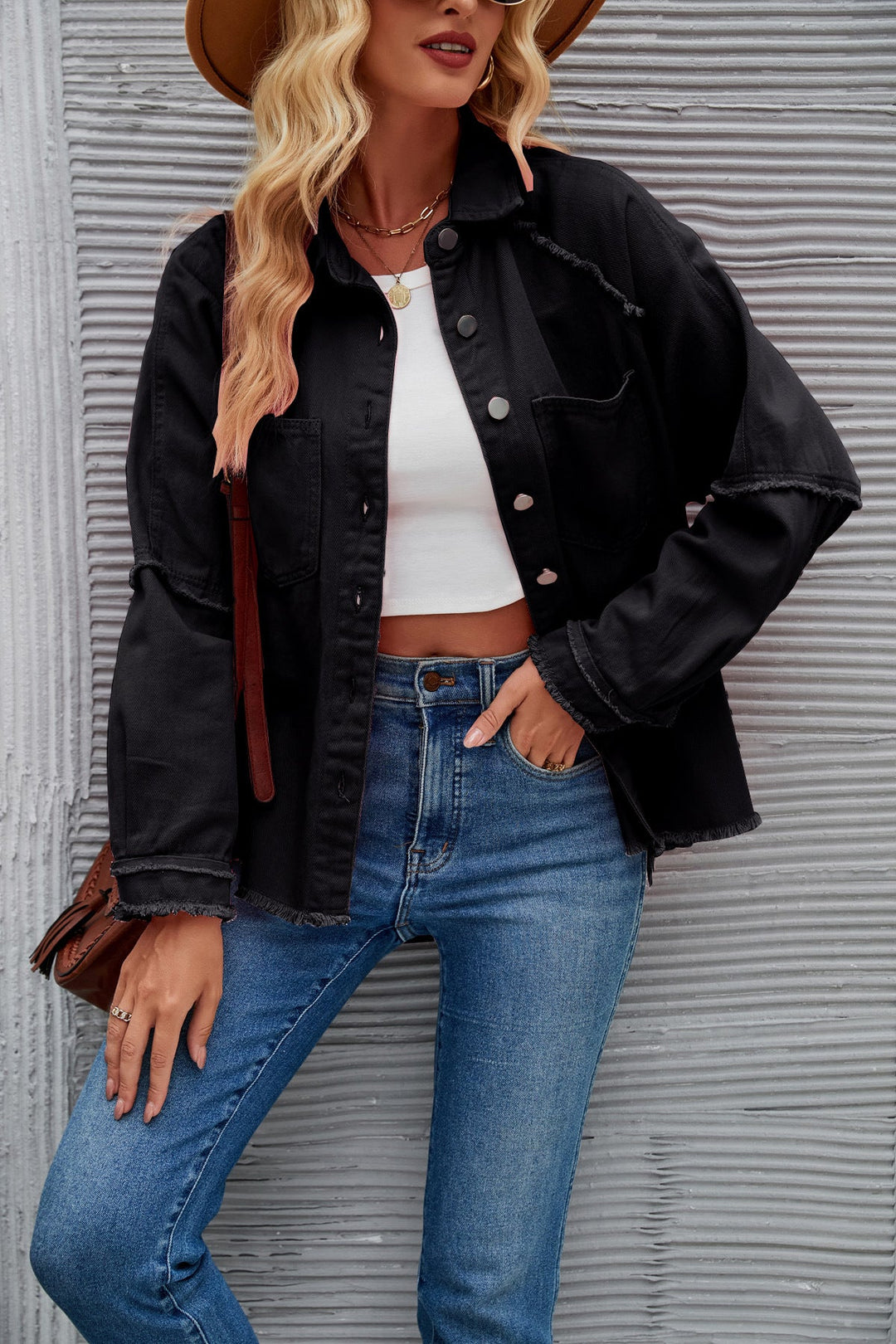Damen Denimjacke mit lässigem Schnitt und fransigen Details