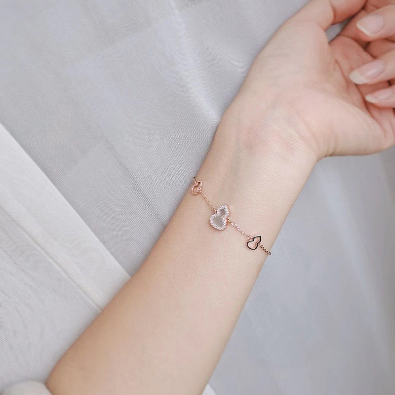 Damen Armband mit herzförmigem Anhänger und funkelnden Kristallen Shop Nory