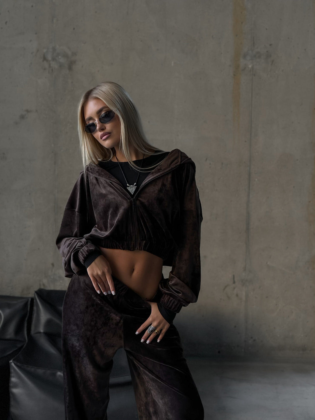 Damen cropped Samt-Zipjacke mit Kapuze und elastischer High-Waist Loungehose Shop Nory