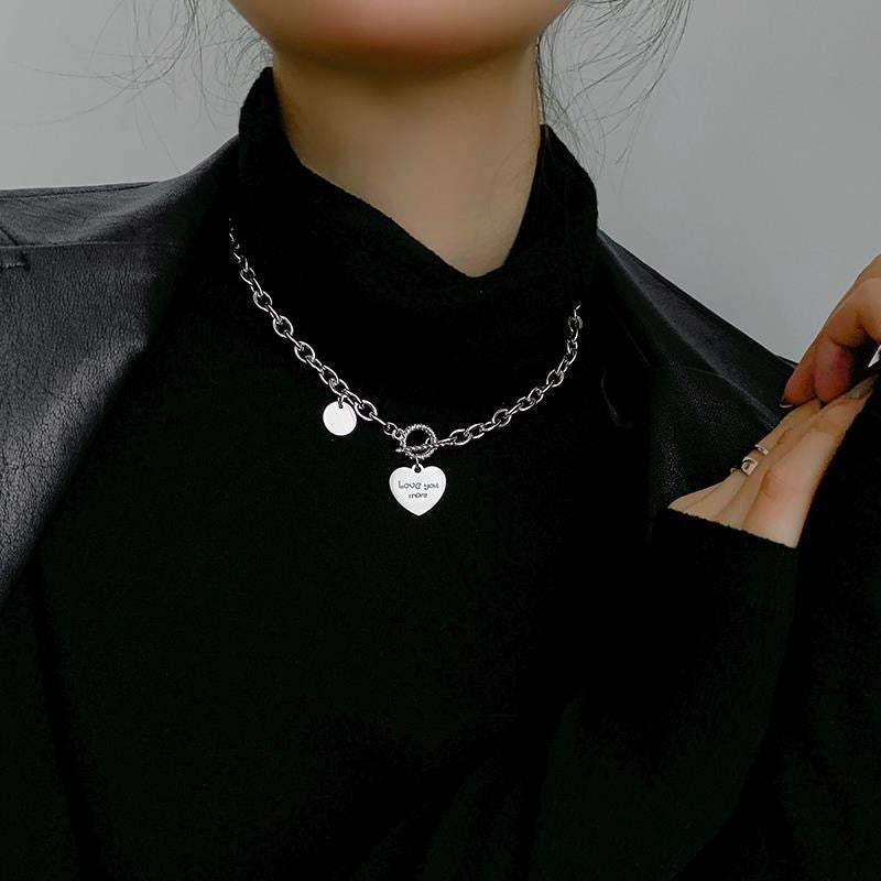 Damen Halskette mit graviertem Herzanhänger und eleganten Links Shop Nory