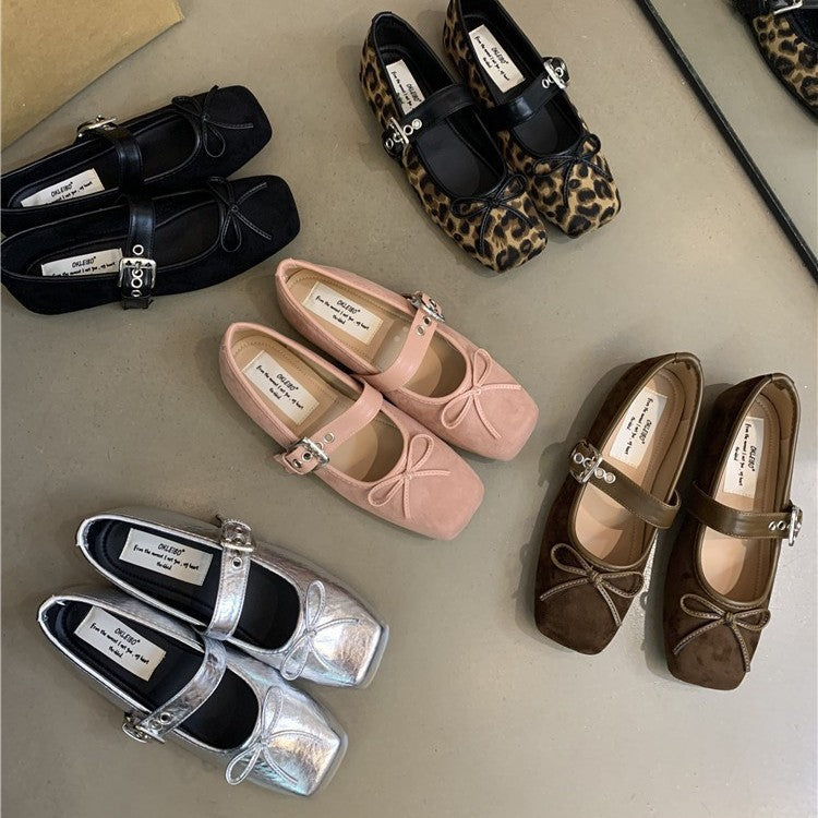 Damen Ballerinas aus weichem Wildleder mit verstellbarem Riemen und dekorativer Schleife