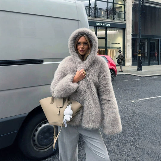 Damen Kurzblouson aus langfaserigem Shaggy‑Faux‑Fur mit hohem Schalkragen und klarer Boxy‑Silhouette Shop Nory