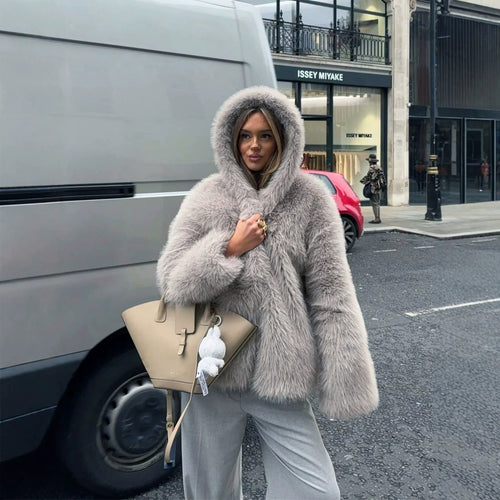 Damen Kurzblouson aus langfaserigem Shaggy‑Faux‑Fur mit hohem Schalkragen und klarer Boxy‑Silhouette Shop Nory