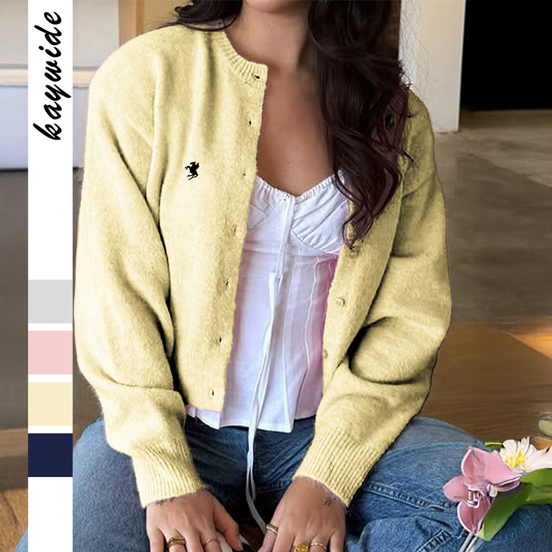 Damen nan kurze Feinstrick‑Strickjacke mit Perlmuttknöpfen, Rundhalsausschnitt und zierlichem Pferde‑Stick Shop Nory