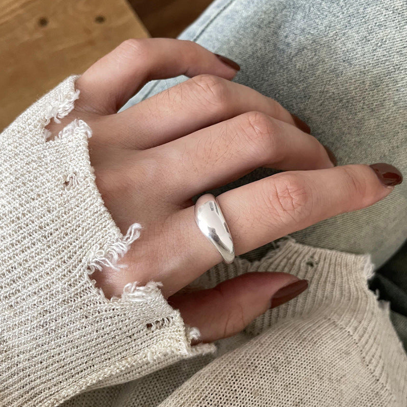 Damenring mit modernem, geschwungenem Design und glänzender Oberfläche Shop Nory