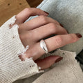 Damenring mit modernem, geschwungenem Design und glänzender Oberfläche Shop Nory