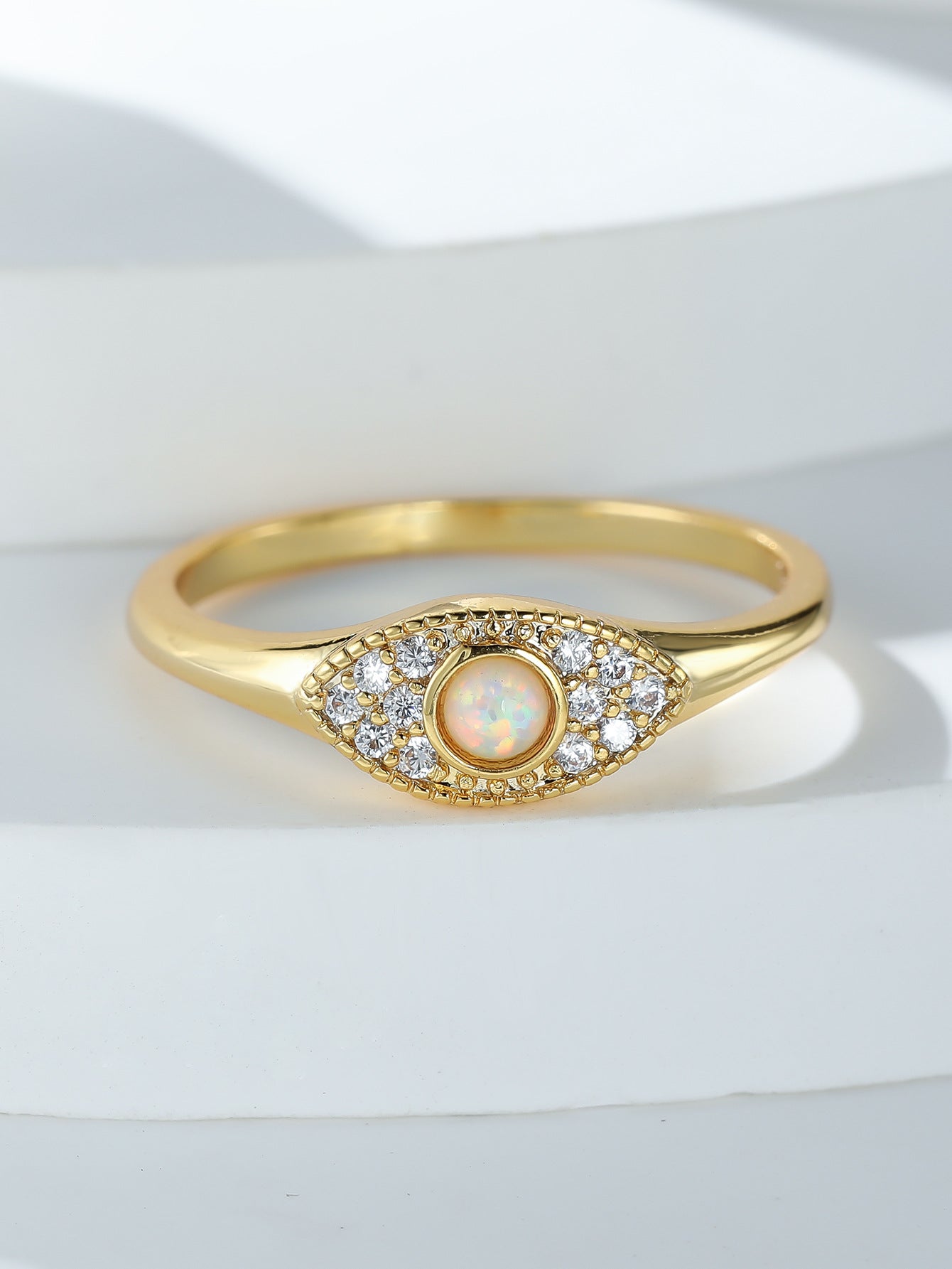 Damen Ring mit funkelndem Opal-Motiv und kunstvollen Zirkonia-Verzierungen Shop Nory