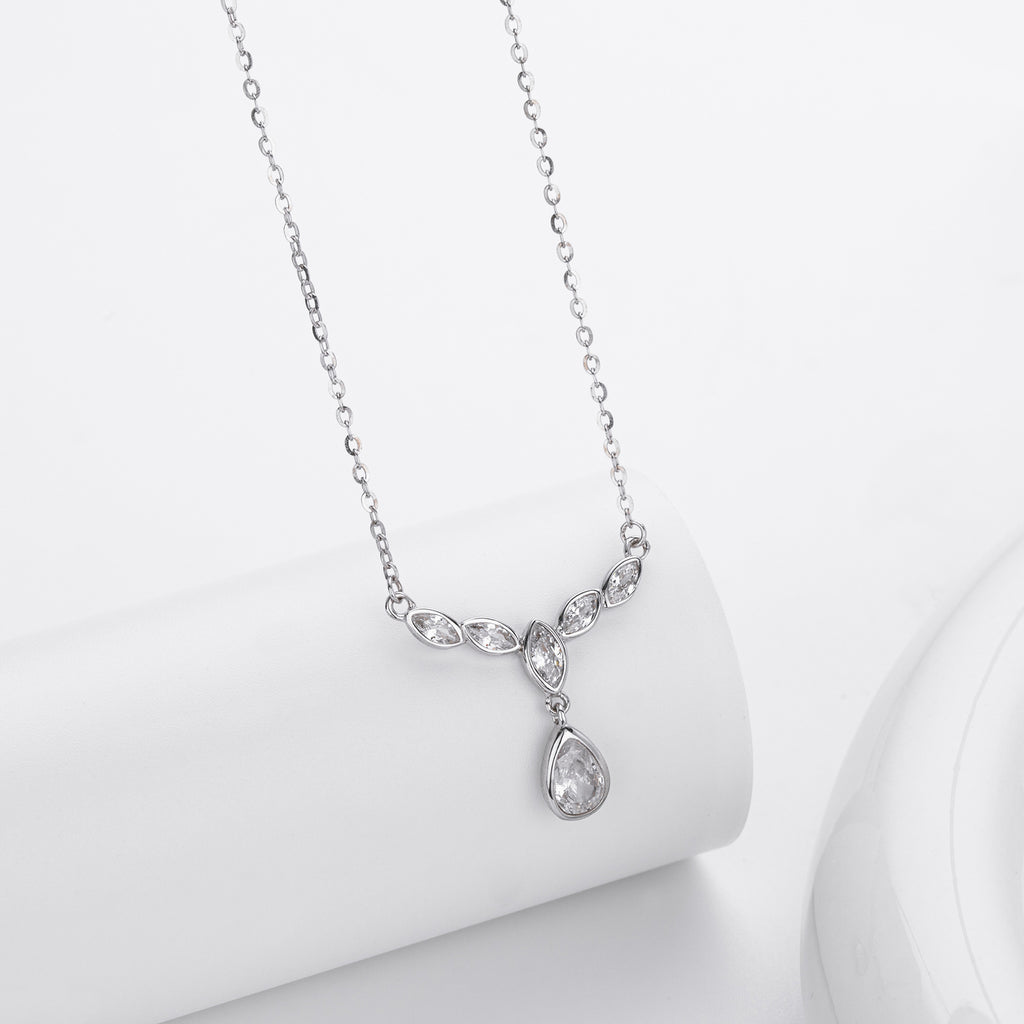 Damen Halskette mit funkelnden Zirkonia-Elementen im eleganten V-Design Shop Nory
