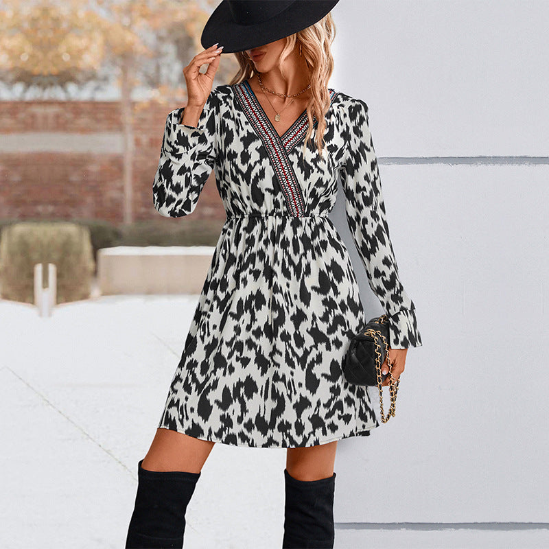 Damen Kleid im A-Linienschnitt mit V-Ausschnitt, elastischer Taille und Ethno-Borte Shop Nory