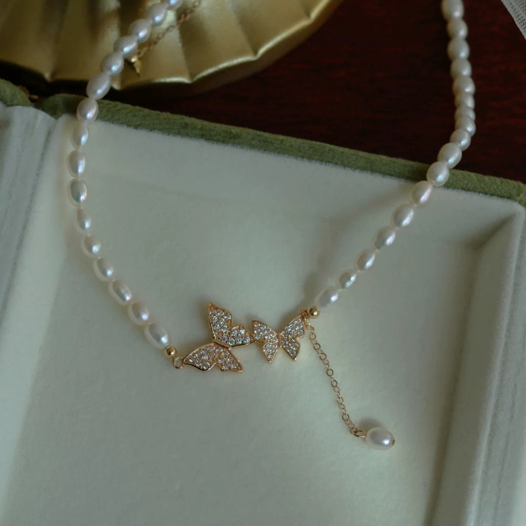 Damen Halskette mit filigranem Schmetterlingsanhänger und eleganten Süßwasserperlen Shop Nory