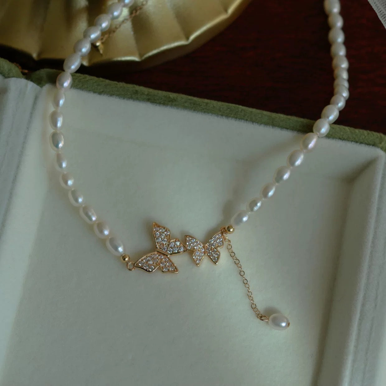 Damen Halskette mit filigranem Schmetterlingsanhänger und eleganten Süßwasserperlen Shop Nory