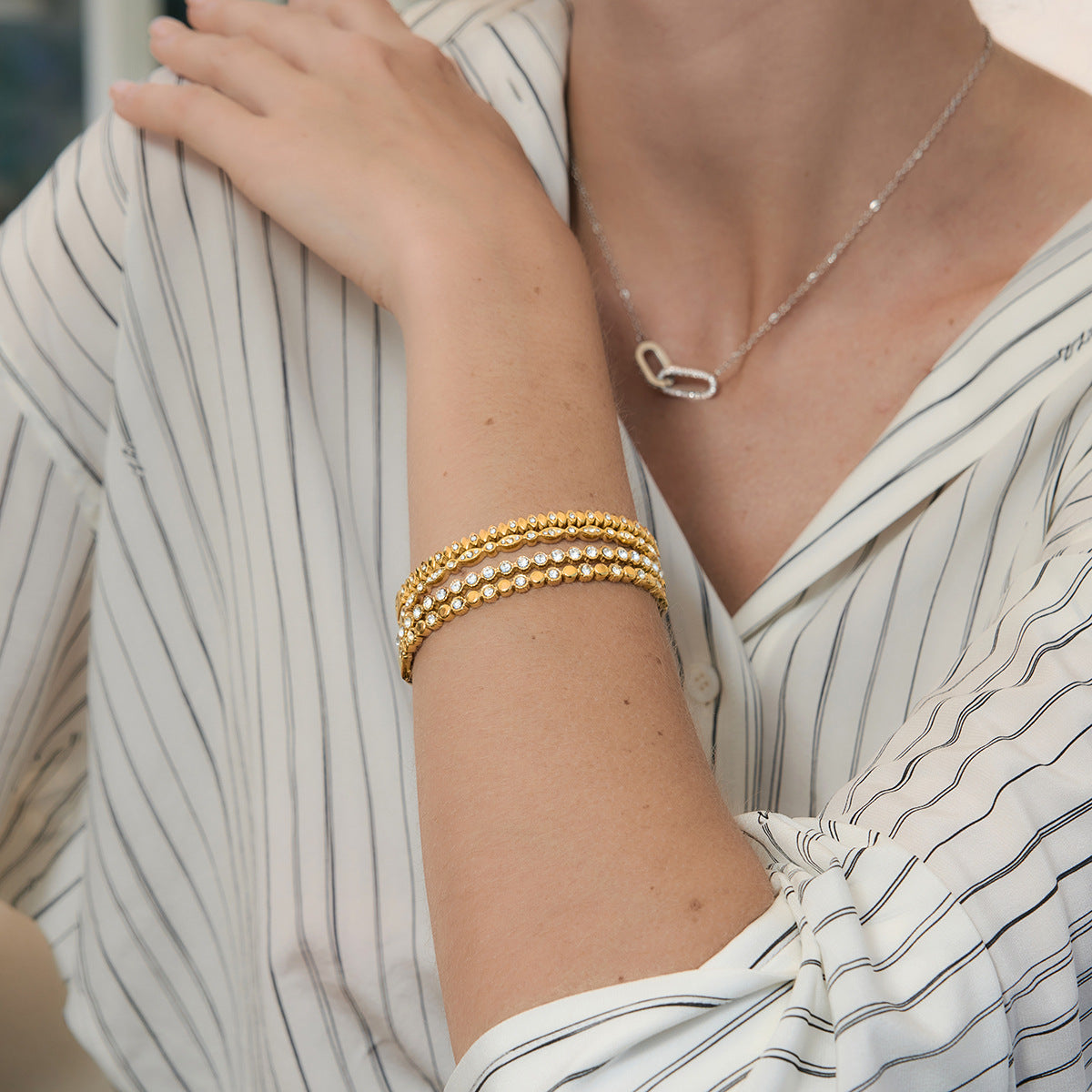 Damen Armreif mit filigranem Blumendesign aus hypoallergenem Edelstahl Shop Nory