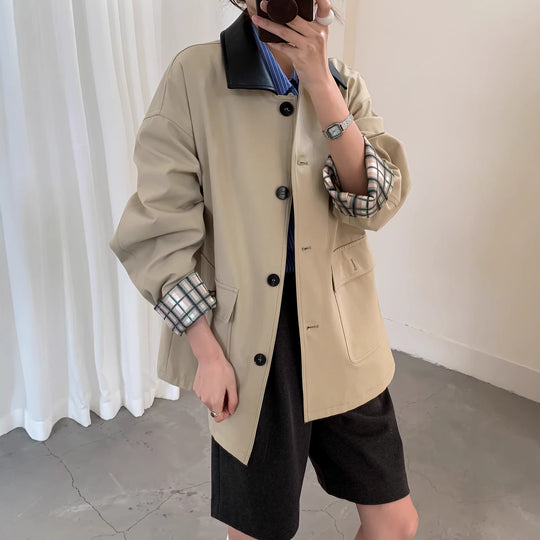 Damen Kurzjacke im Trench‑Stil mit Lederkragen und umschlagbaren Karo‑Manschetten Shop Nory