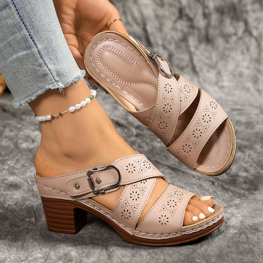 Damen Sandaletten mit überkreuzten perforierten Riemen und verstellbarer Zierschnalle Shop Nory