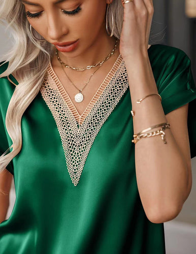 Damen Satin Bluse mit elegantem V-Ausschnitt und raffinierten Spitzenakzenten
