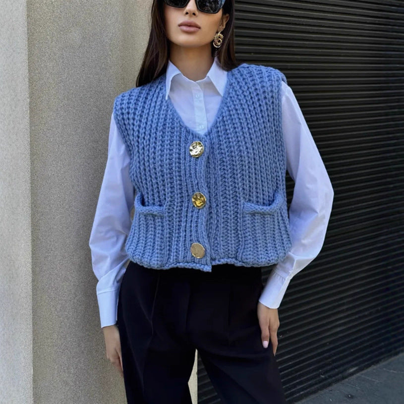Damen Grobgestrickte Cropped Weste mit V-Ausschnitt und goldenen Zierknöpfen Shop Nory