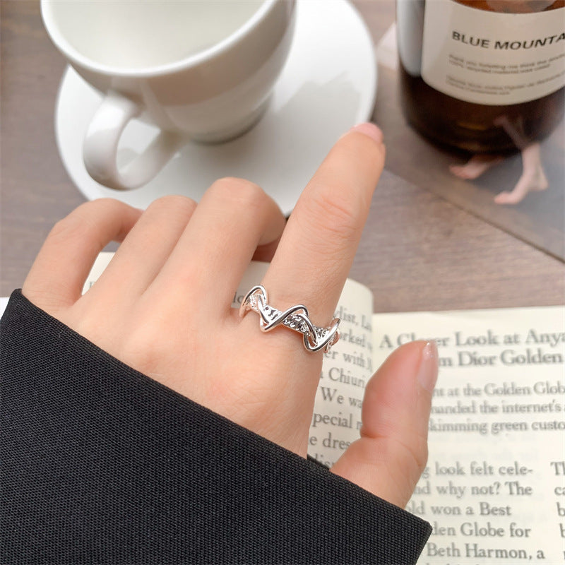 Damenring mit elegantem gewundenem Design und funkelnden Zirkonia Shop Nory