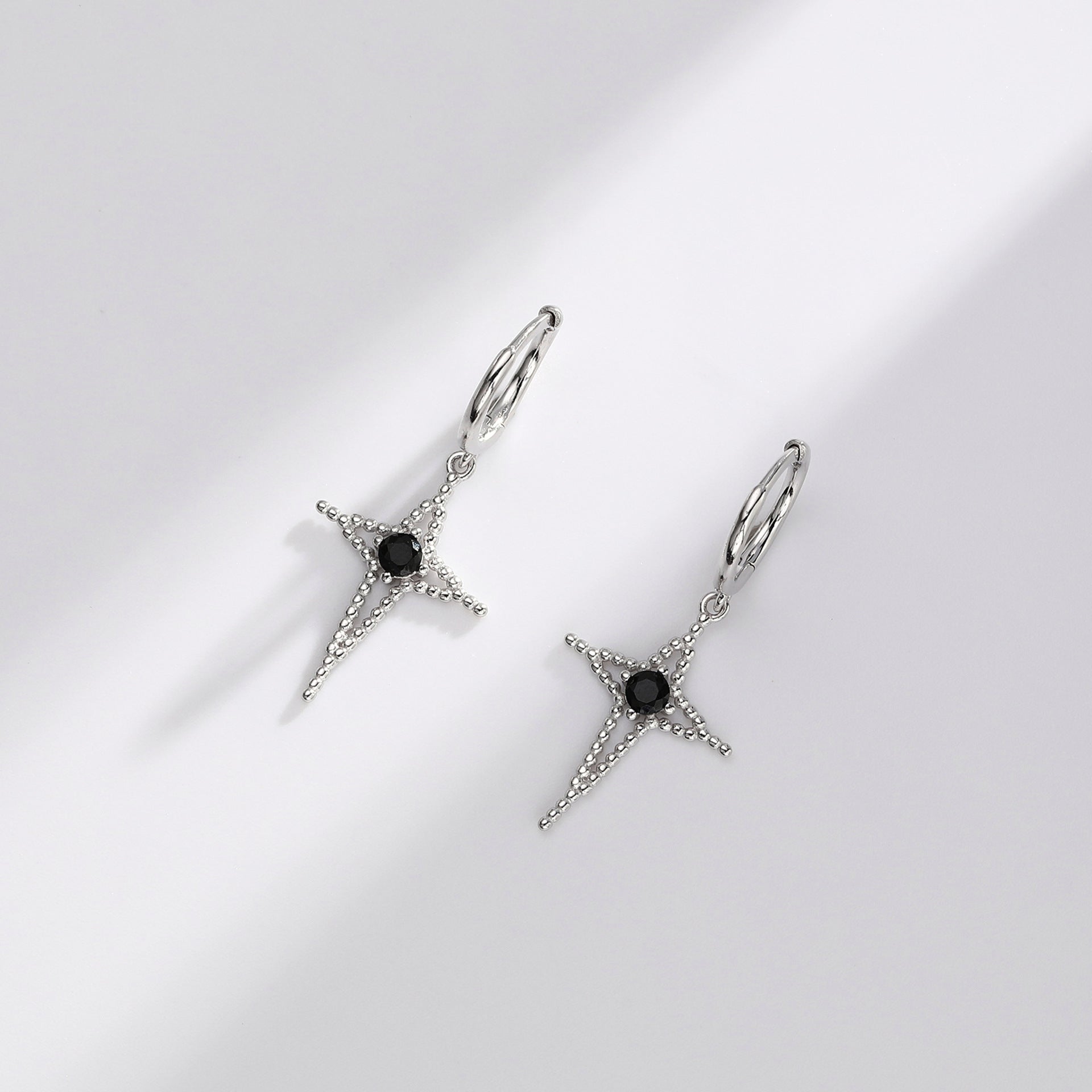 Damen Ohrhänger mit Kreuzdesign und funkelndem Zirkon Shop Nory