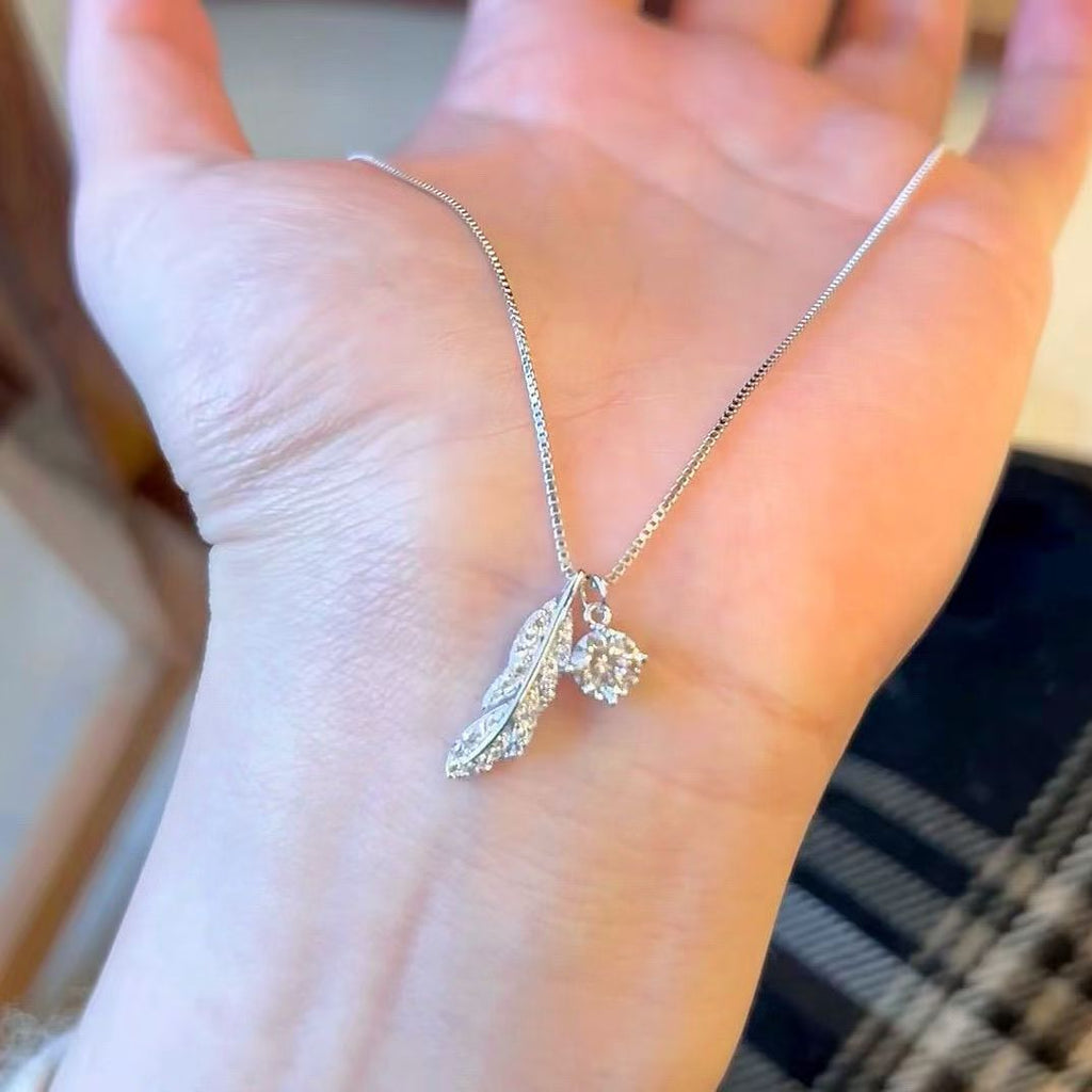 Damen Halskette mit filigranem Federmotiv und zartem Kristallanhänger Shop Nory