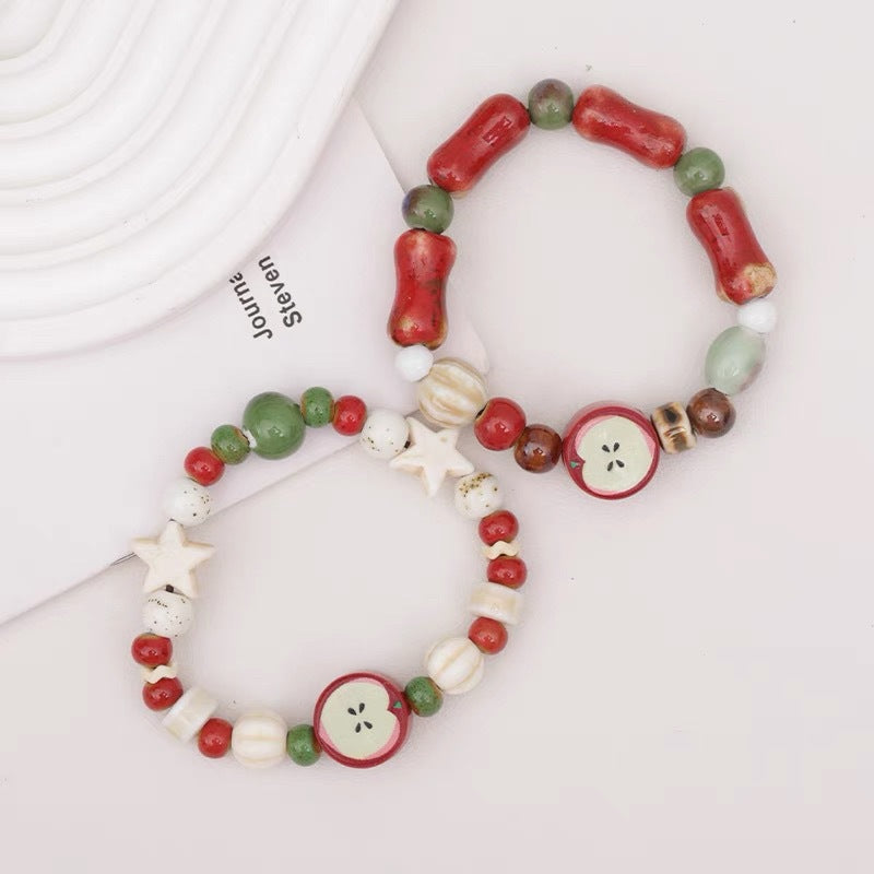 Damen Armband aus handgefertigten bunten Naturperlen und stilvollen Anhängern Shop Nory