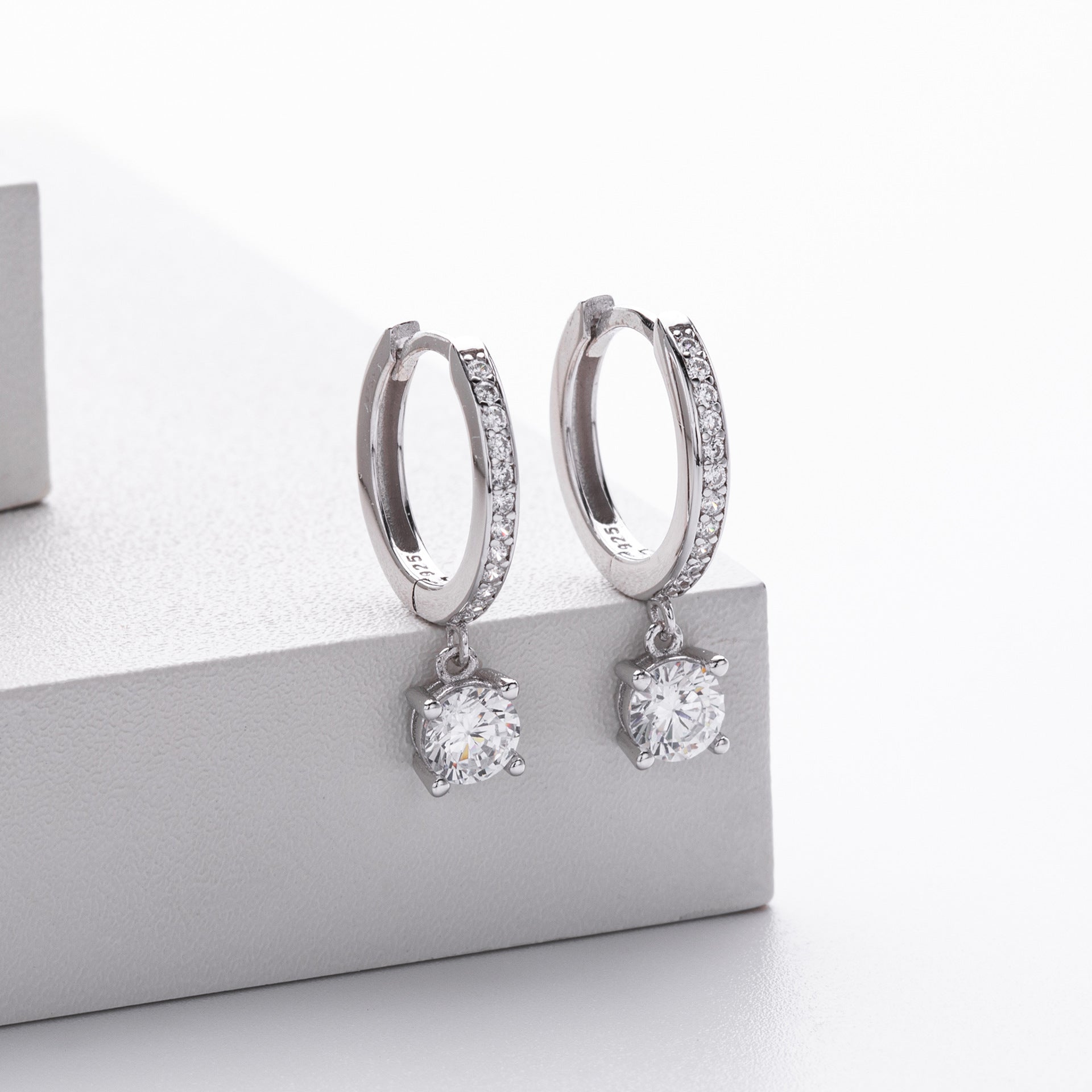 Damen Ohrhänger mit luxuriösen Zirkonia und samtig glänzender 925er Sterling Silberfassung Shop Nory